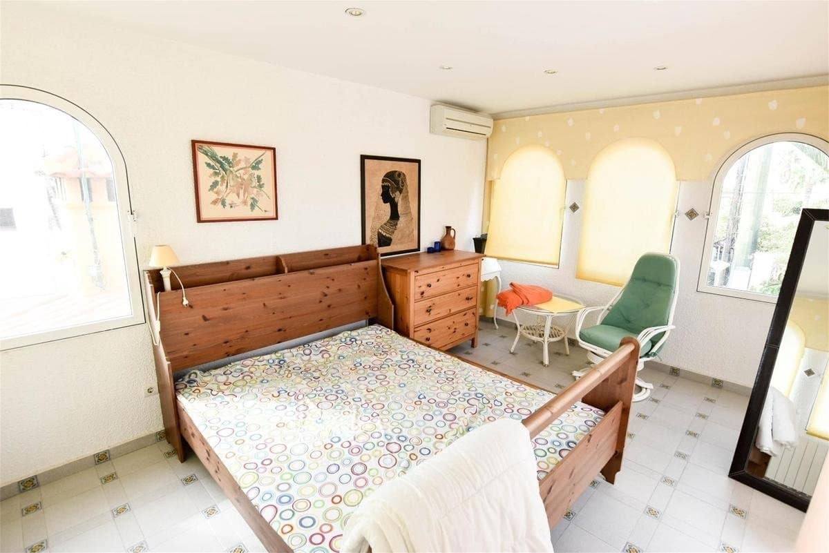 Chalet de 5 habitaciones en Torrevieja en venta con piscina - 440.000 € (Ref: 8834615)