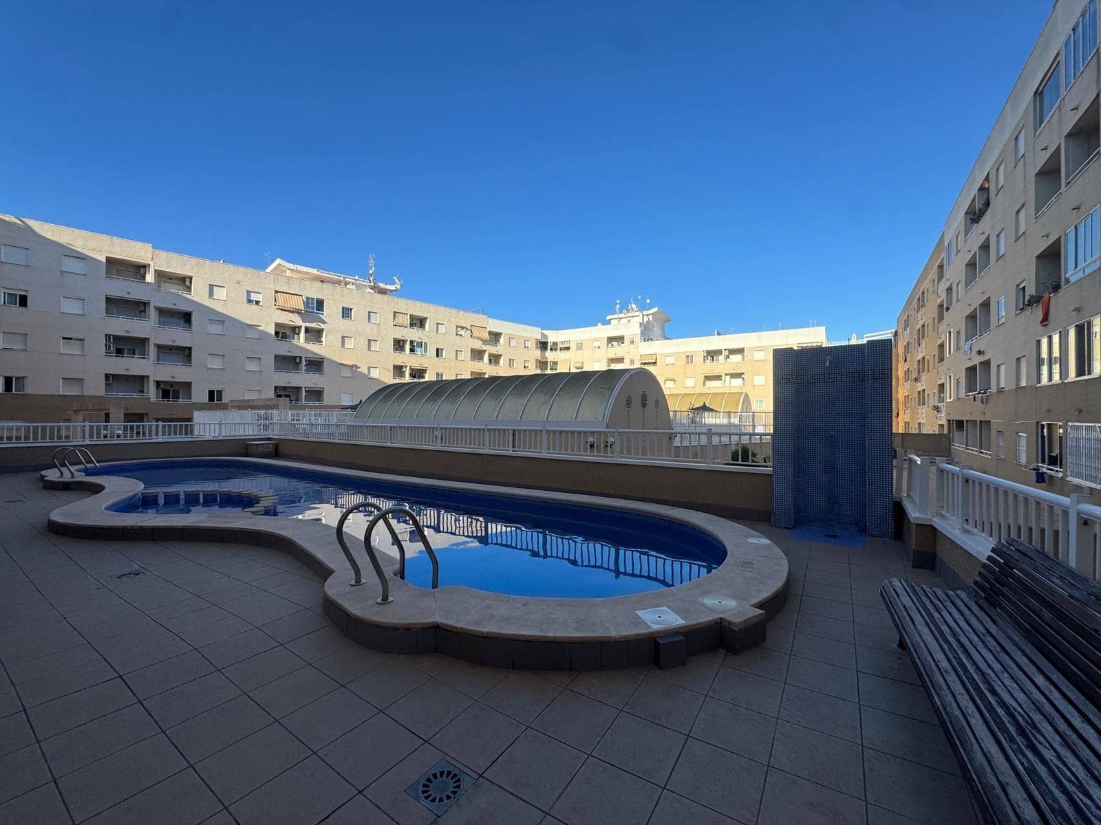 2 soverom Leilighet til salgs i Torrevieja med svømmebasseng - € 129 999 (Ref: 9631781)