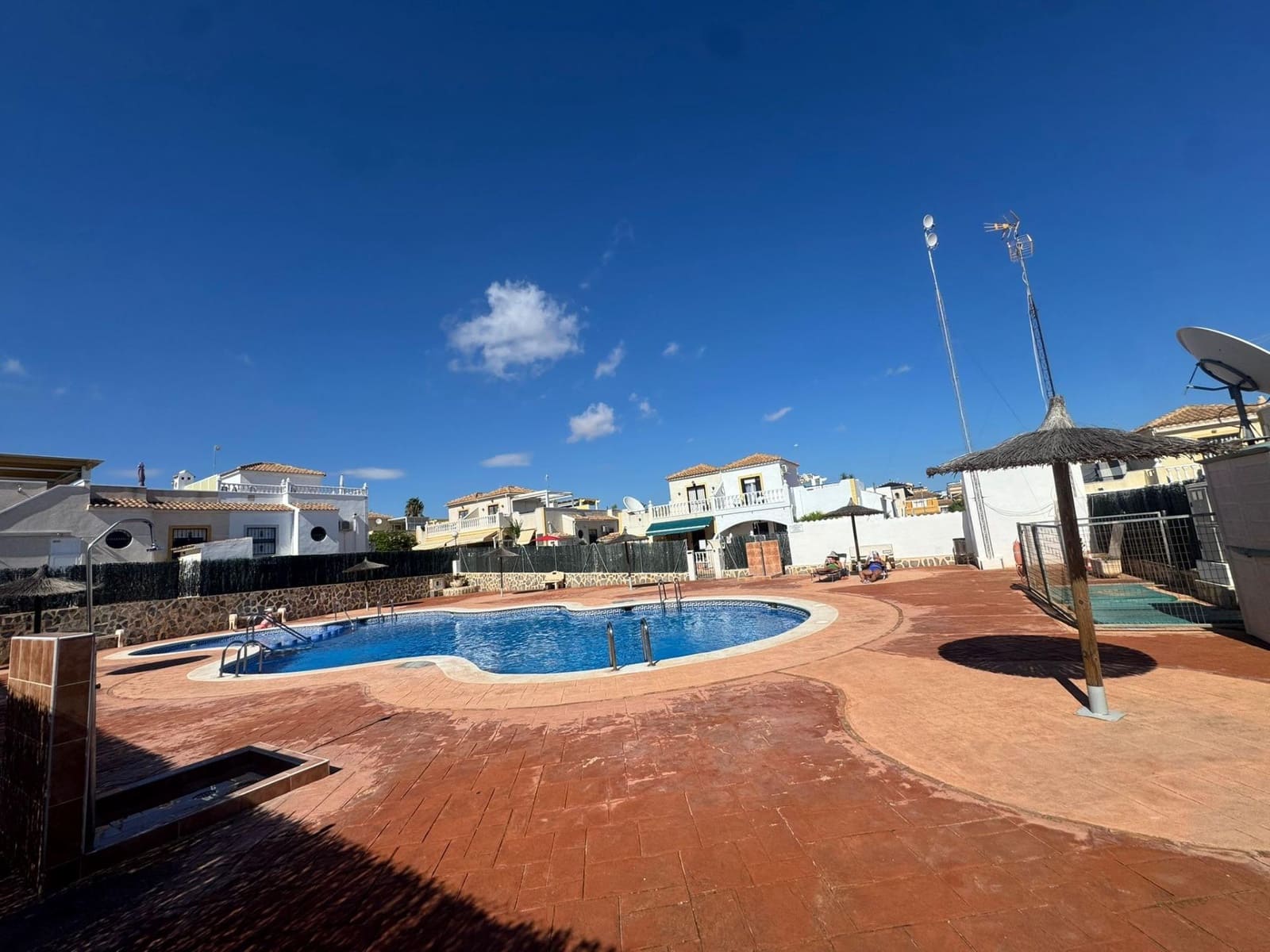 2 slaapkamer Villa te koop in Punta Prima met zwembad - € 209.999 (Ref: 9631783)