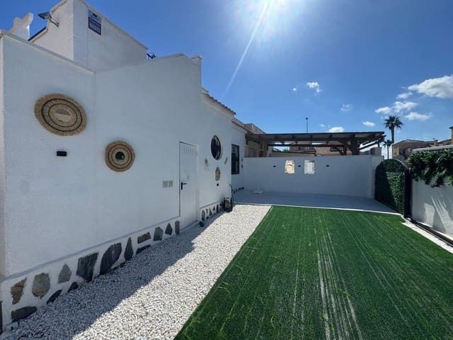 2 slaapkamer Villa te koop in Punta Prima, Torrevieja met zwembad - € 209.999 (Ref: 9631783)