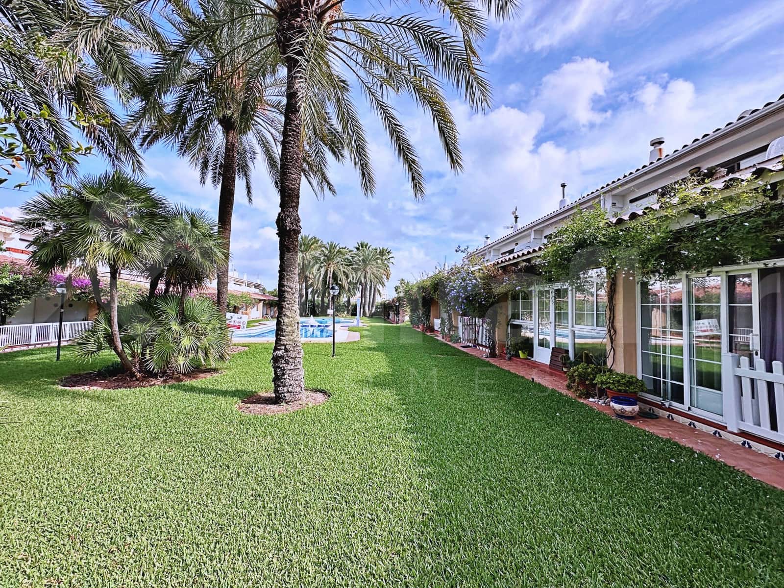 3 soveværelse Rækkehus til salg i Denia med swimmingpool garage - € 360.000 (Ref: 10136715)