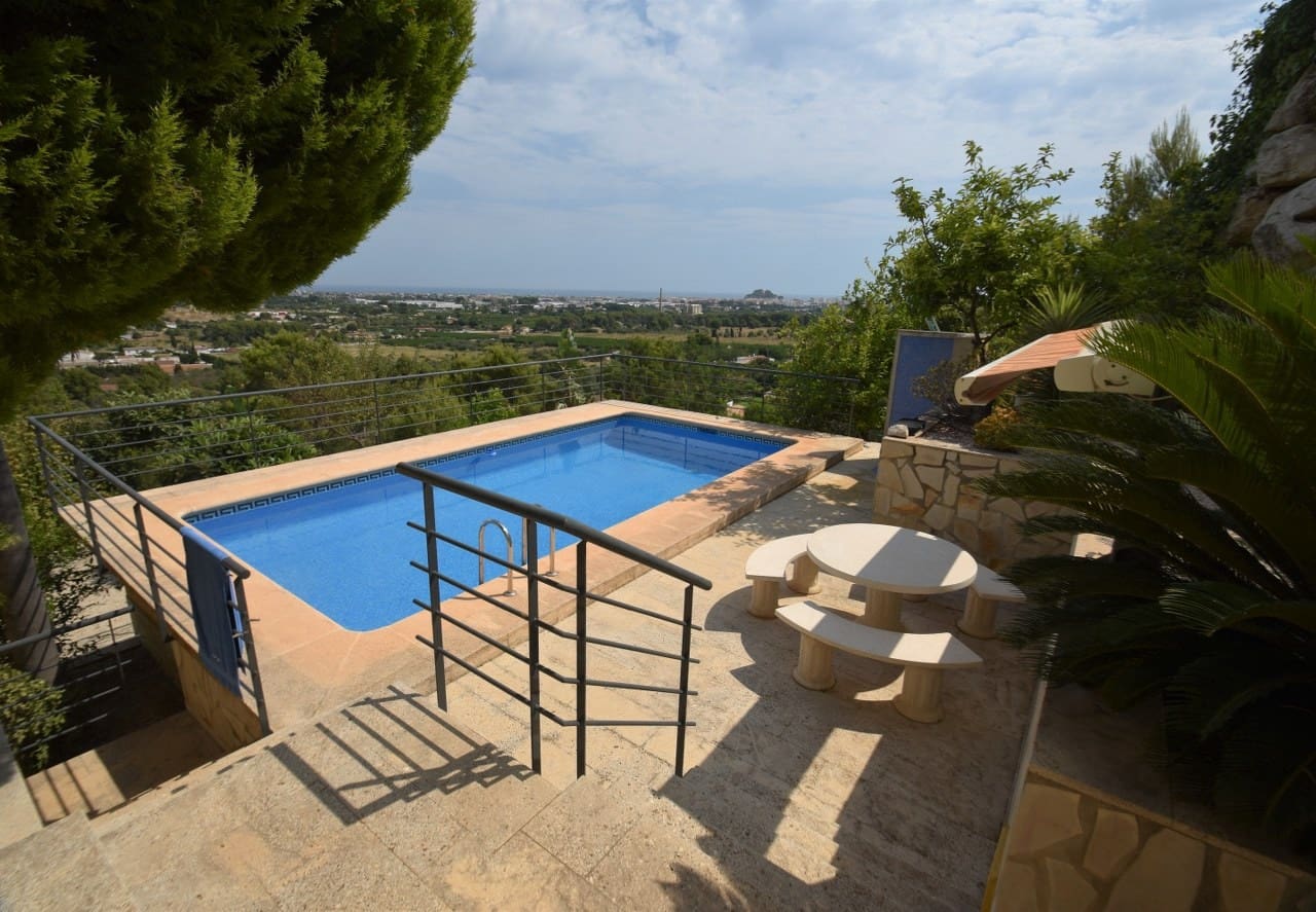 Chalet de 3 habitaciones en Dénia en venta con piscina - 590.000 € (Ref: 6250851)