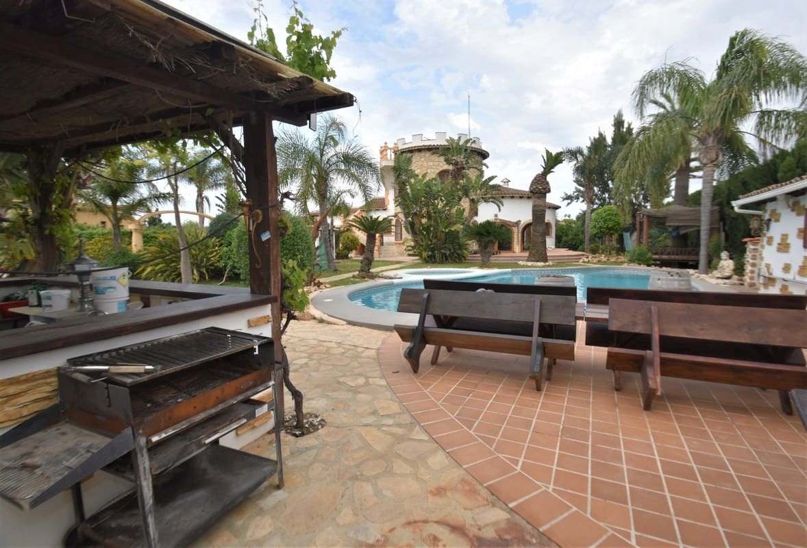 9 bedroom Villa for sale in Denia with pool - € 980,000 (Ref: 6826317)