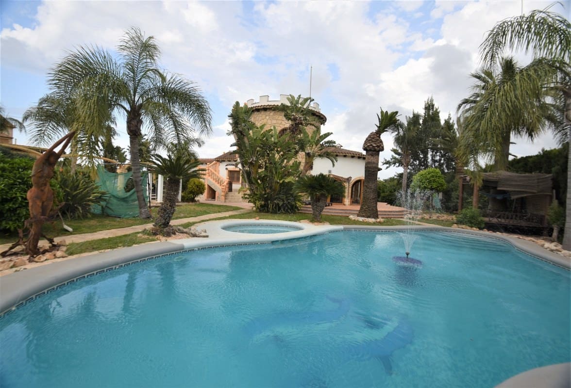9 bedroom Villa for sale in Denia with pool - € 980,000 (Ref: 6826317)