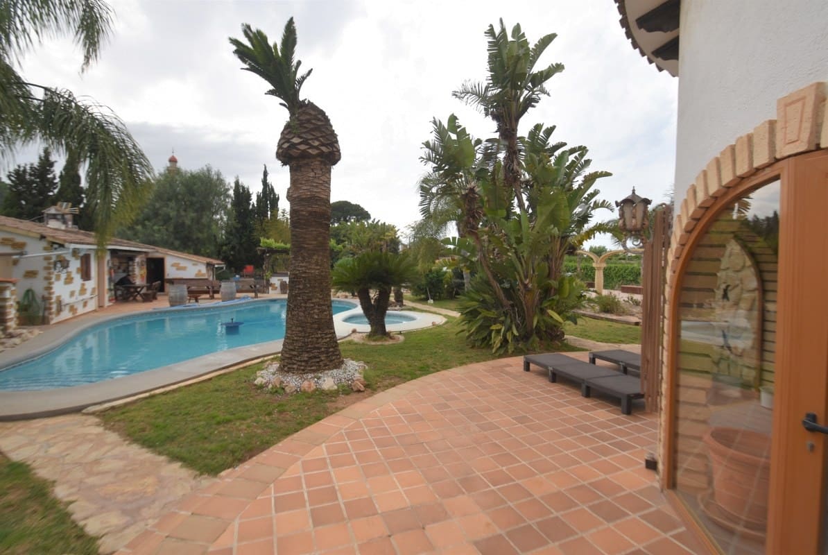 9 bedroom Villa for sale in Denia with pool - € 980,000 (Ref: 6826317)