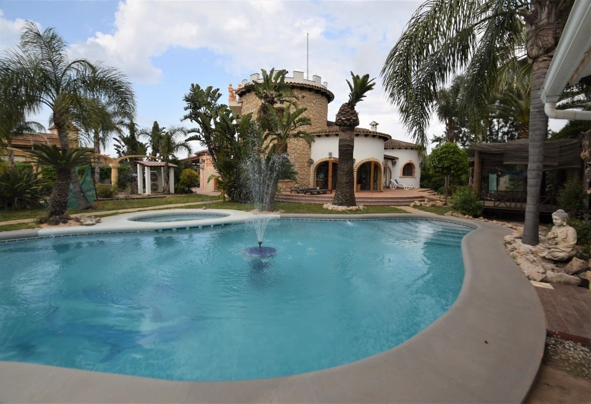 9 bedroom Villa for sale in Denia with pool - € 980,000 (Ref: 6826317)