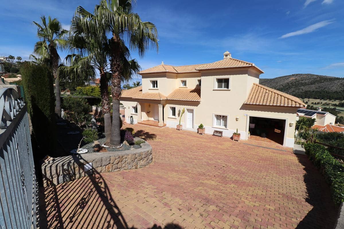 4 bedroom Villa for sale in Denia with pool - € 975,000 (Ref: 7621129)