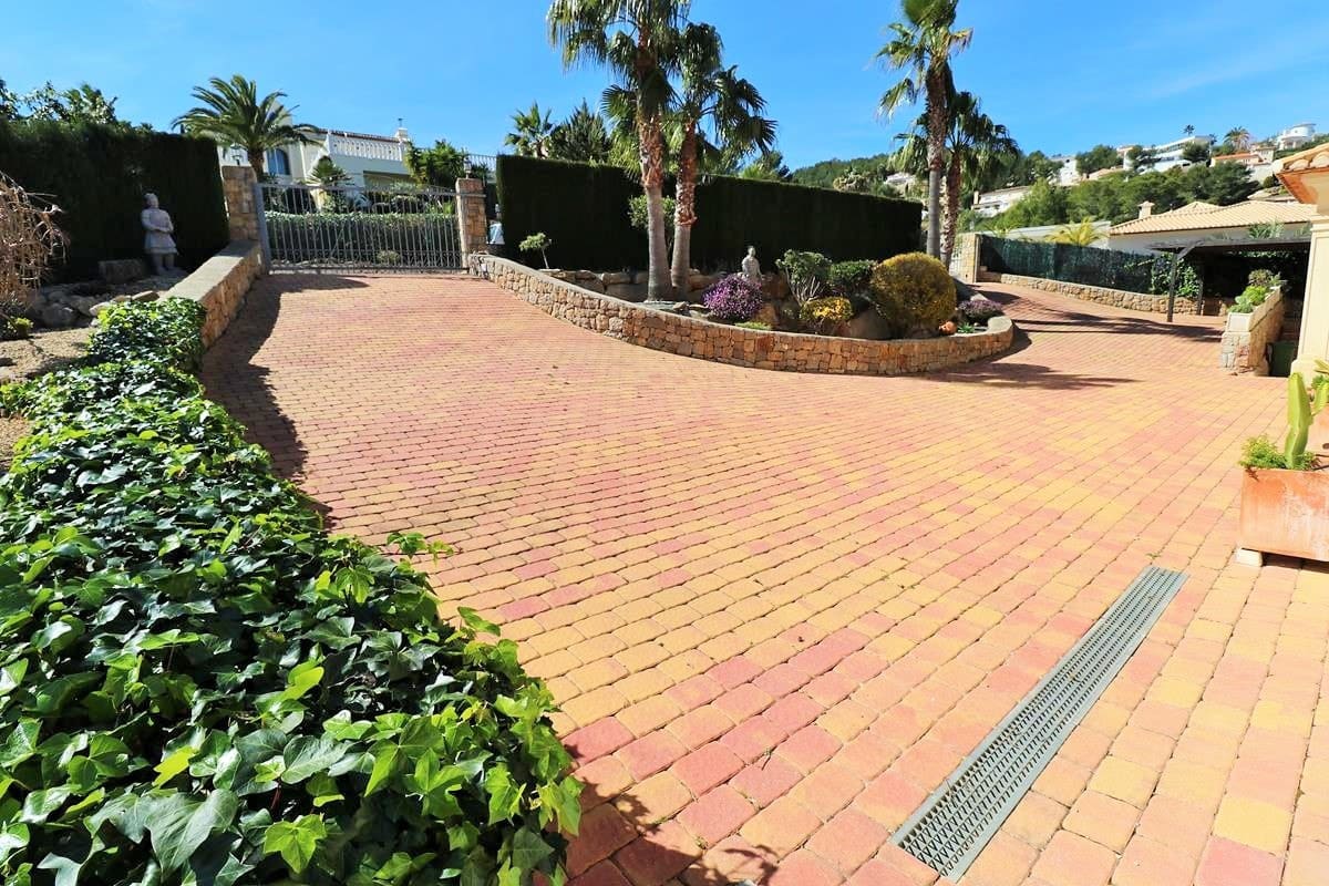 4 bedroom Villa for sale in Denia with pool - € 975,000 (Ref: 7621129)