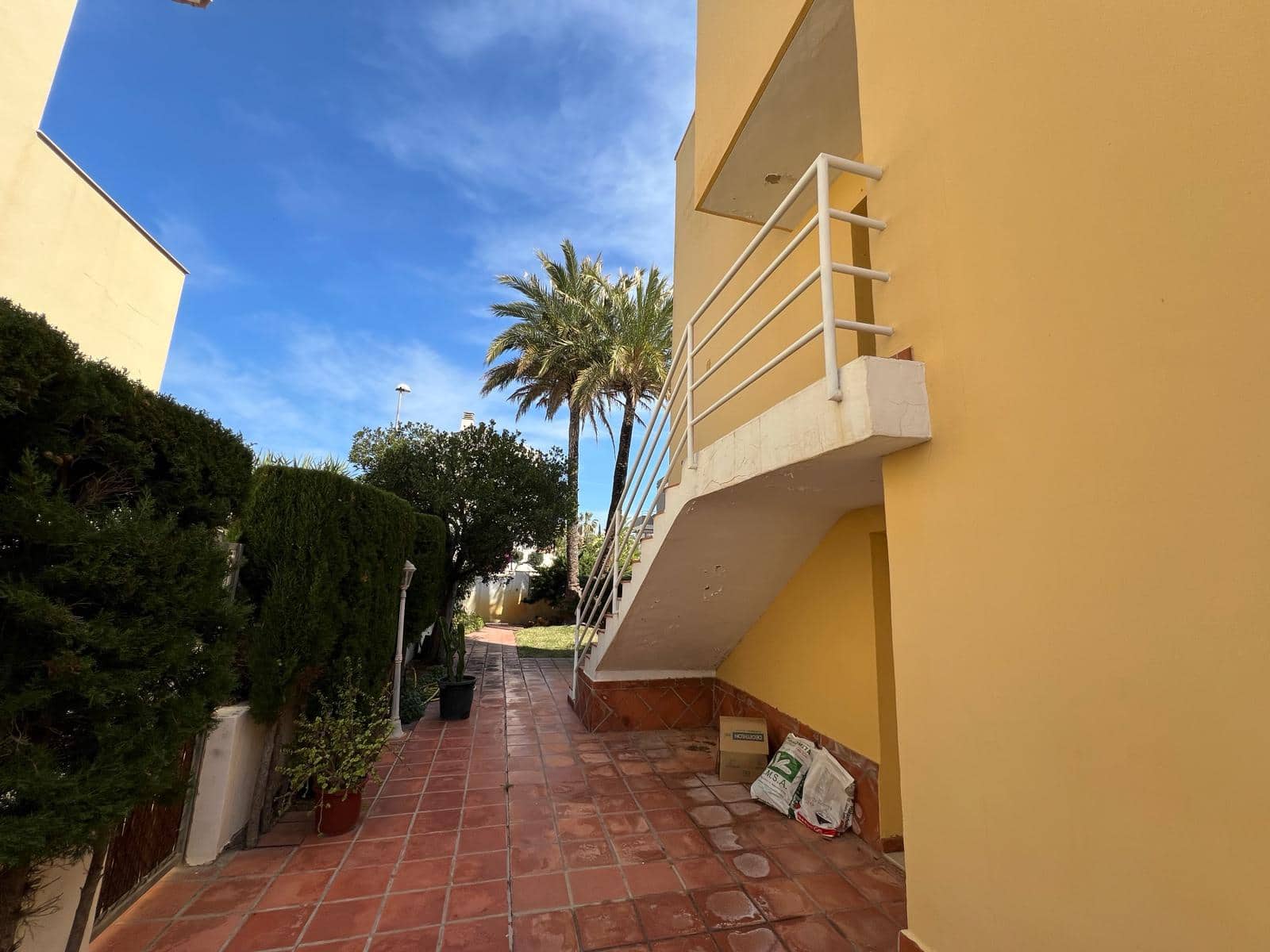 6 bedroom Villa for sale in Oliva - € 495,000 (Ref: 8155076)