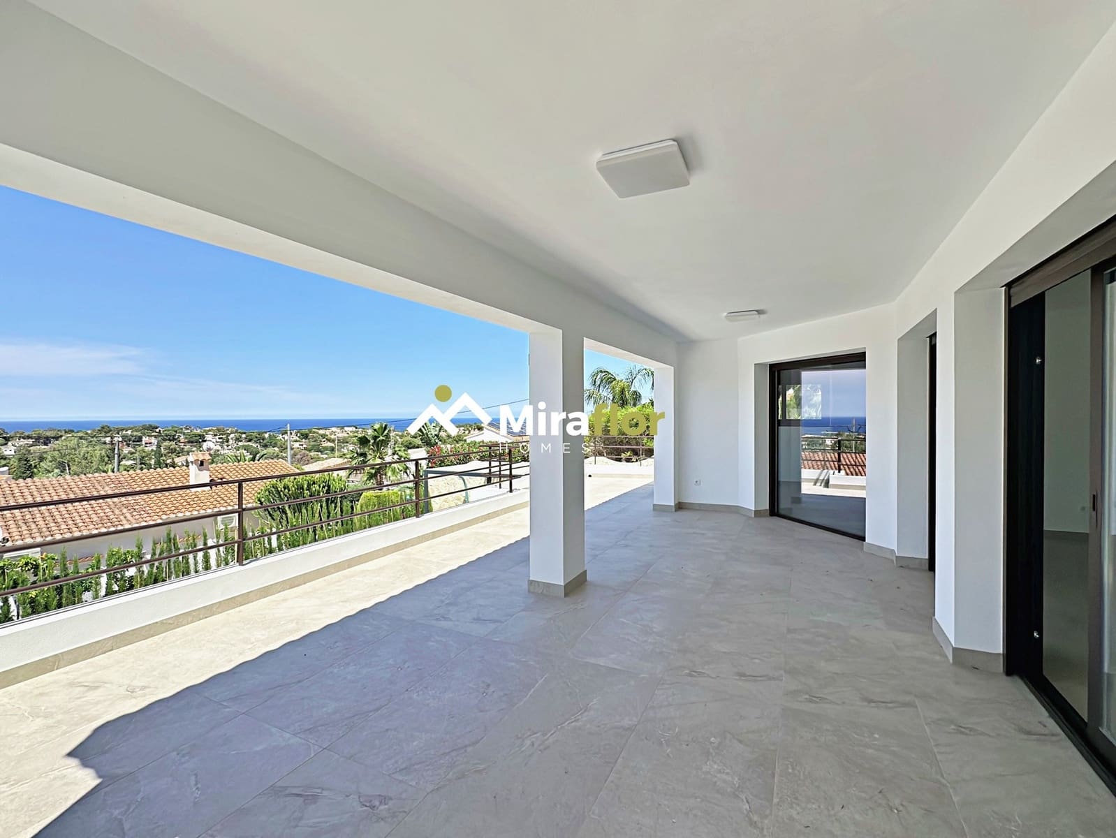 4 bedroom Villa for sale in Denia with pool - € 999,000 (Ref: 8385603)