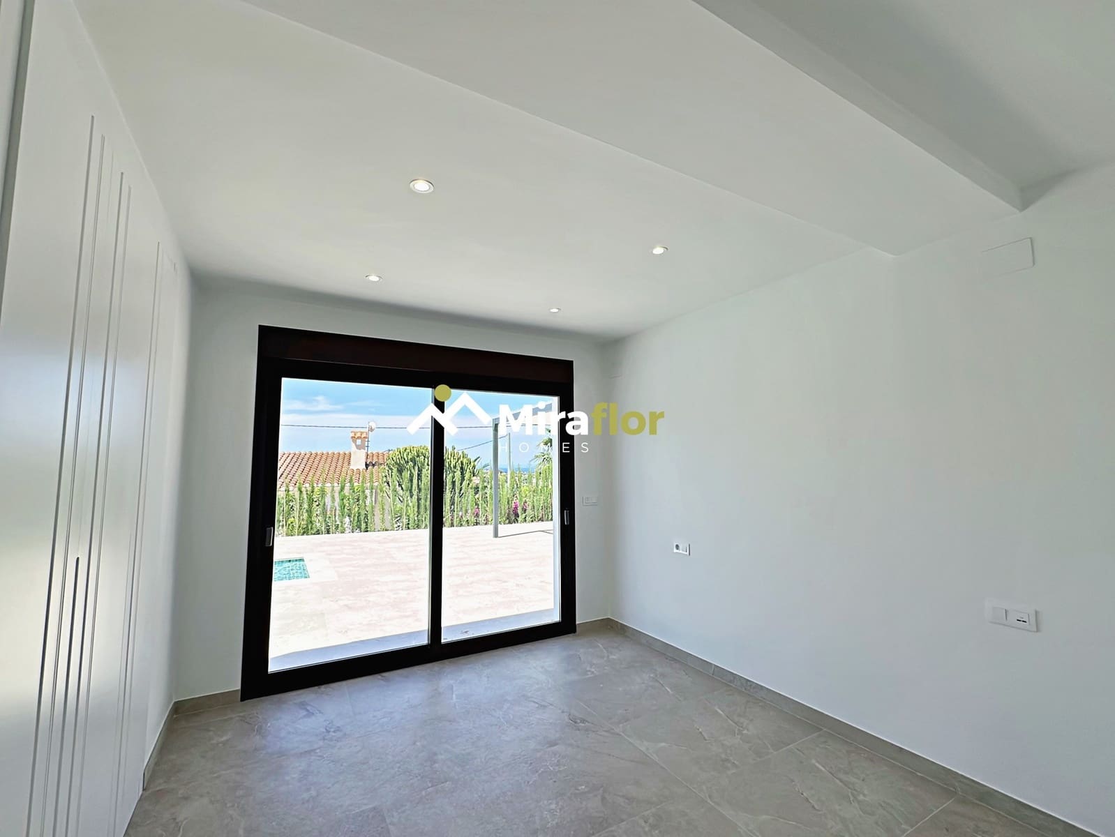 4 bedroom Villa for sale in Denia with pool - € 999,000 (Ref: 8385603)