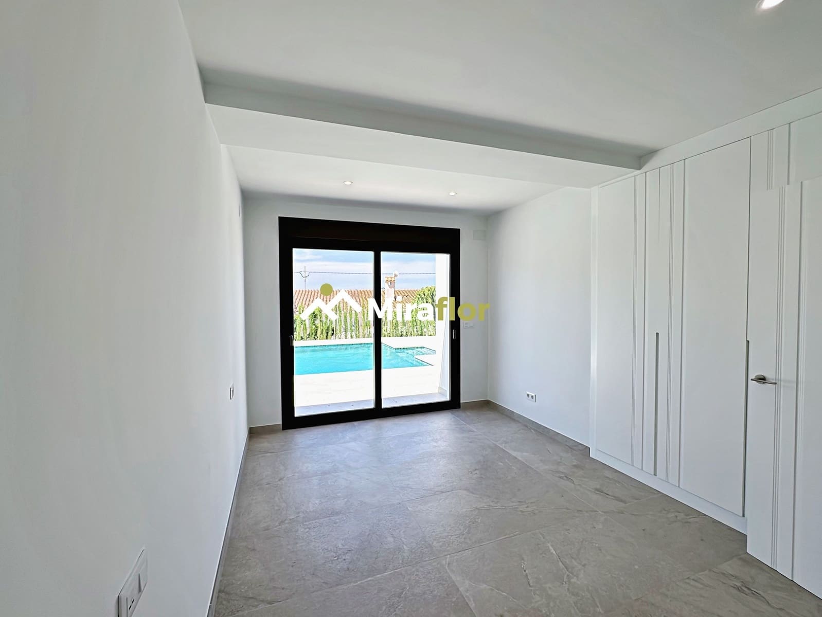 4 bedroom Villa for sale in Denia with pool - € 999,000 (Ref: 8385603)