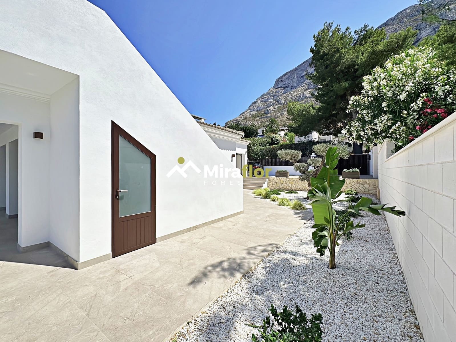 4 bedroom Villa for sale in Denia with pool - € 999,000 (Ref: 8385603)