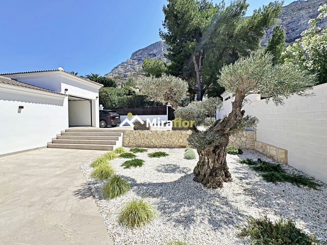 Chalet de 4 habitaciones en Dénia en venta con piscina - 999.000 € (Ref: 8385603)