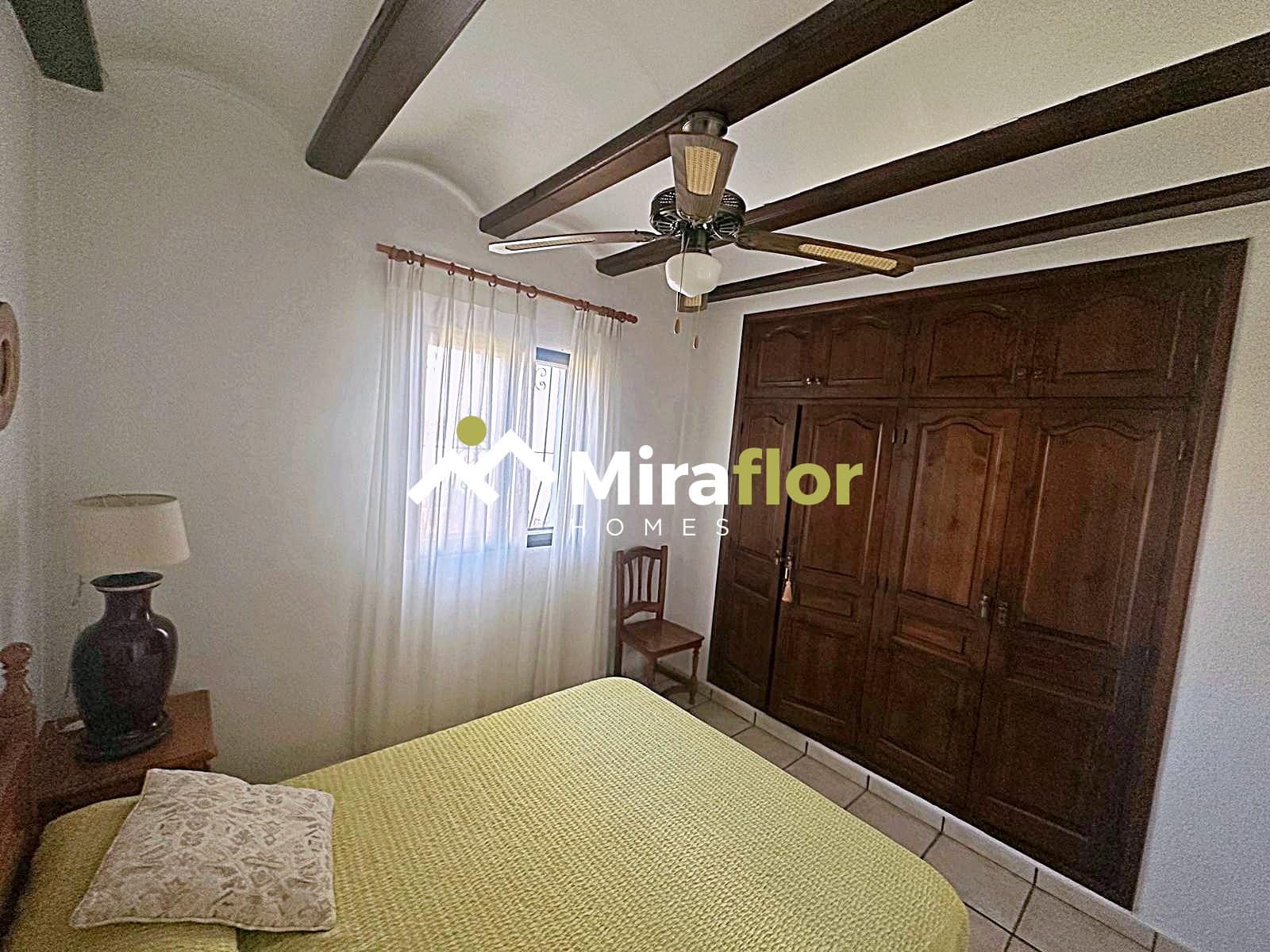 5 bedroom Villa for sale in Denia with pool - € 598,000 (Ref: 8817485)