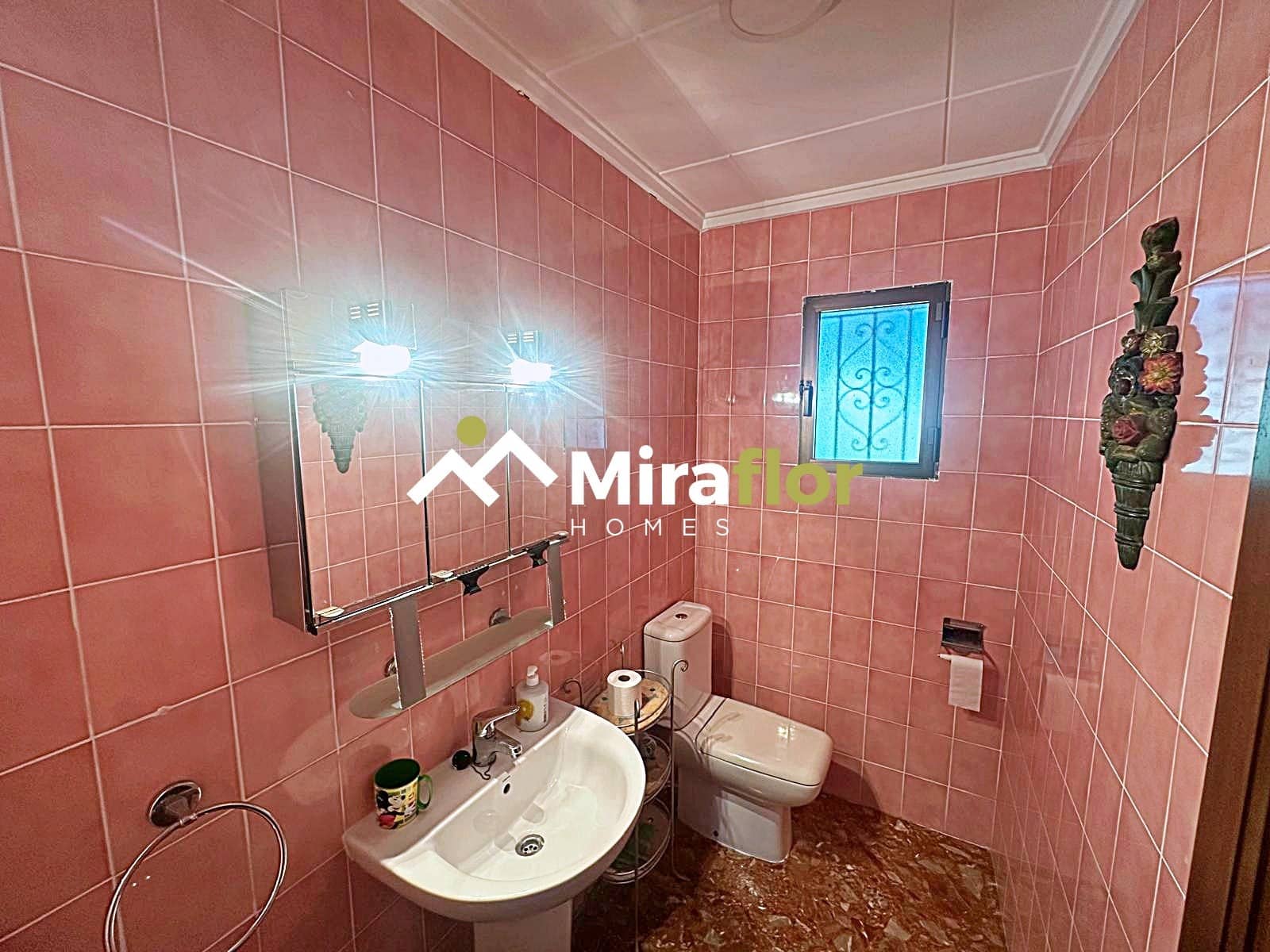 5 bedroom Villa for sale in Denia with pool - € 598,000 (Ref: 8817485)