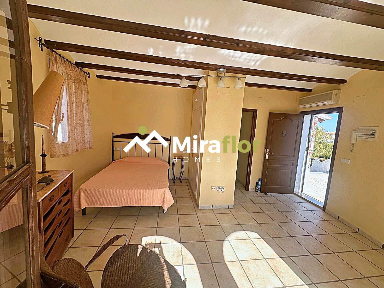 5 bedroom Villa for sale in Denia with pool - € 598,000 (Ref: 8817485)