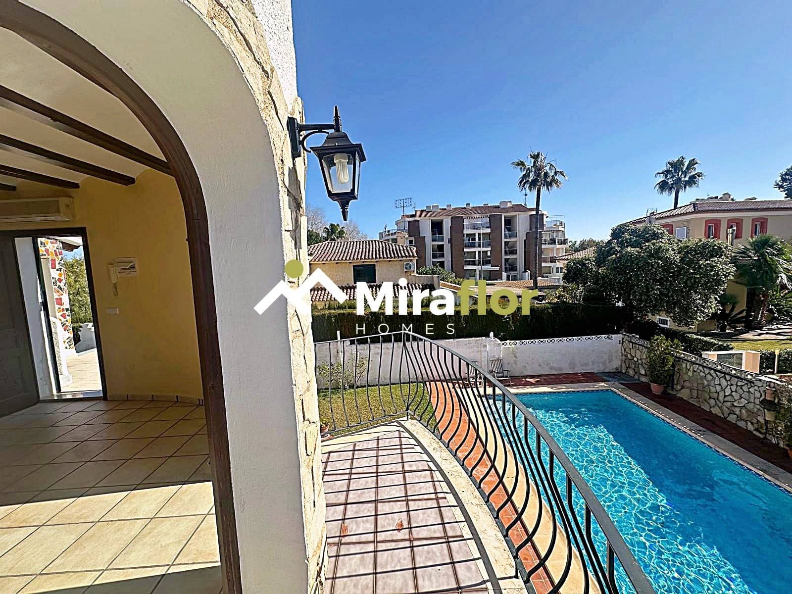 5 bedroom Villa for sale in Denia with pool - € 598,000 (Ref: 8817485)