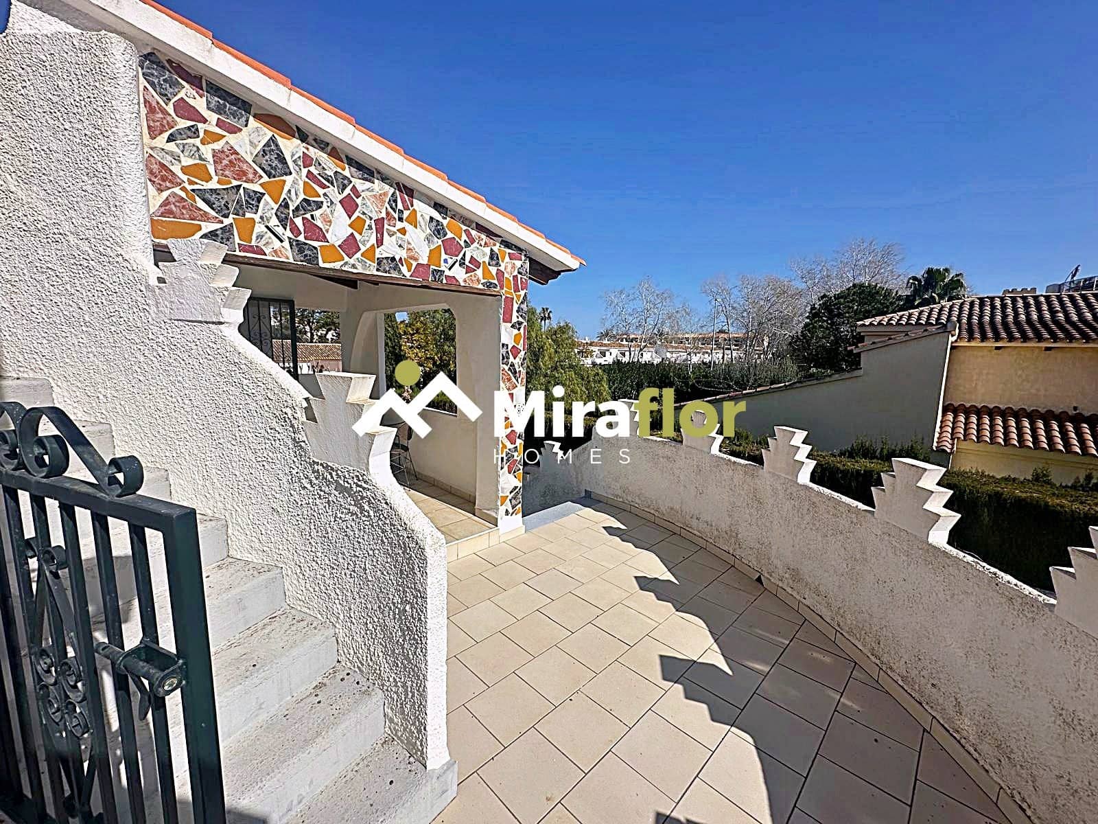 5 bedroom Villa for sale in Denia with pool - € 598,000 (Ref: 8817485)