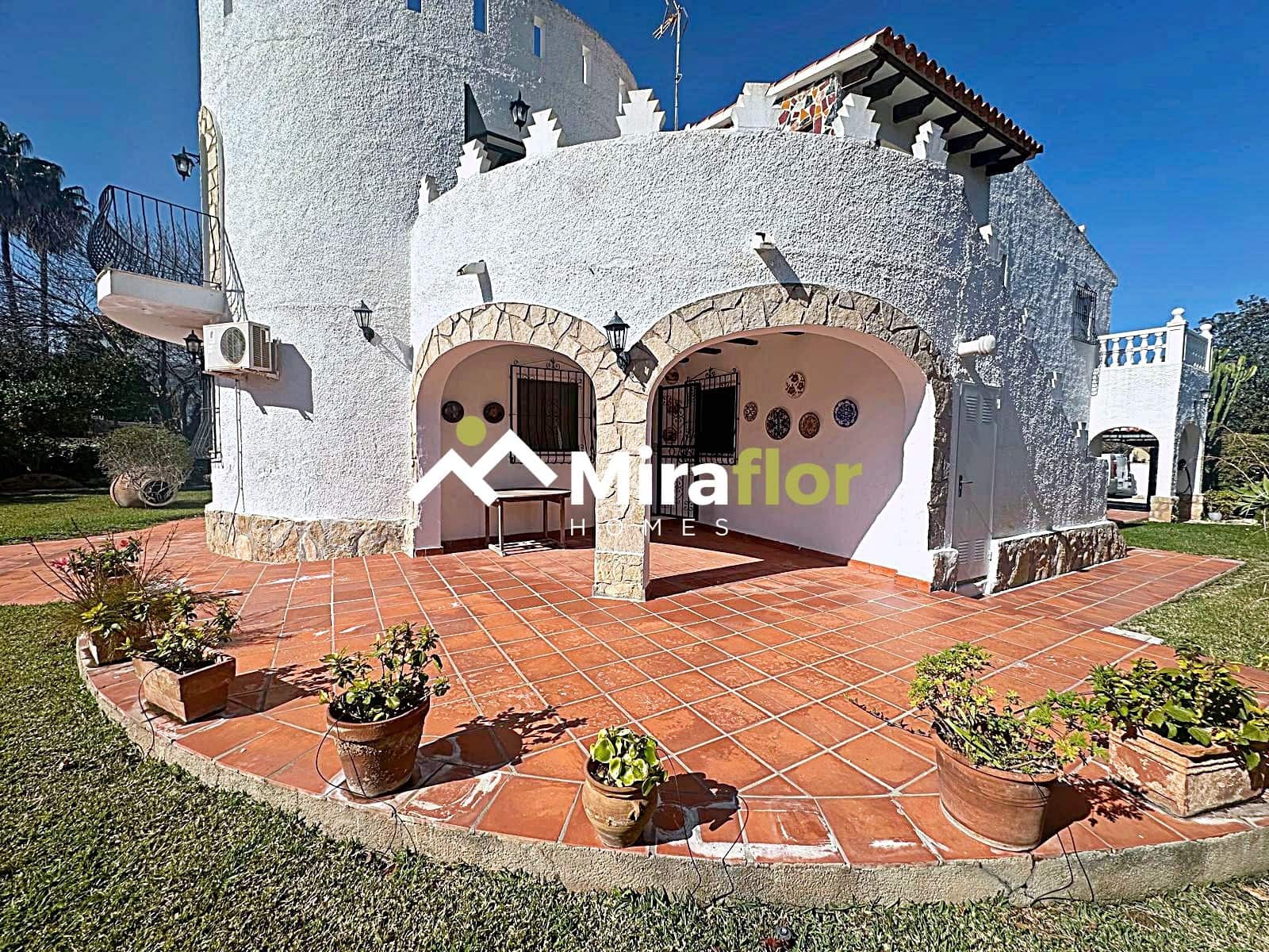 5 bedroom Villa for sale in Denia with pool - € 598,000 (Ref: 8817485)