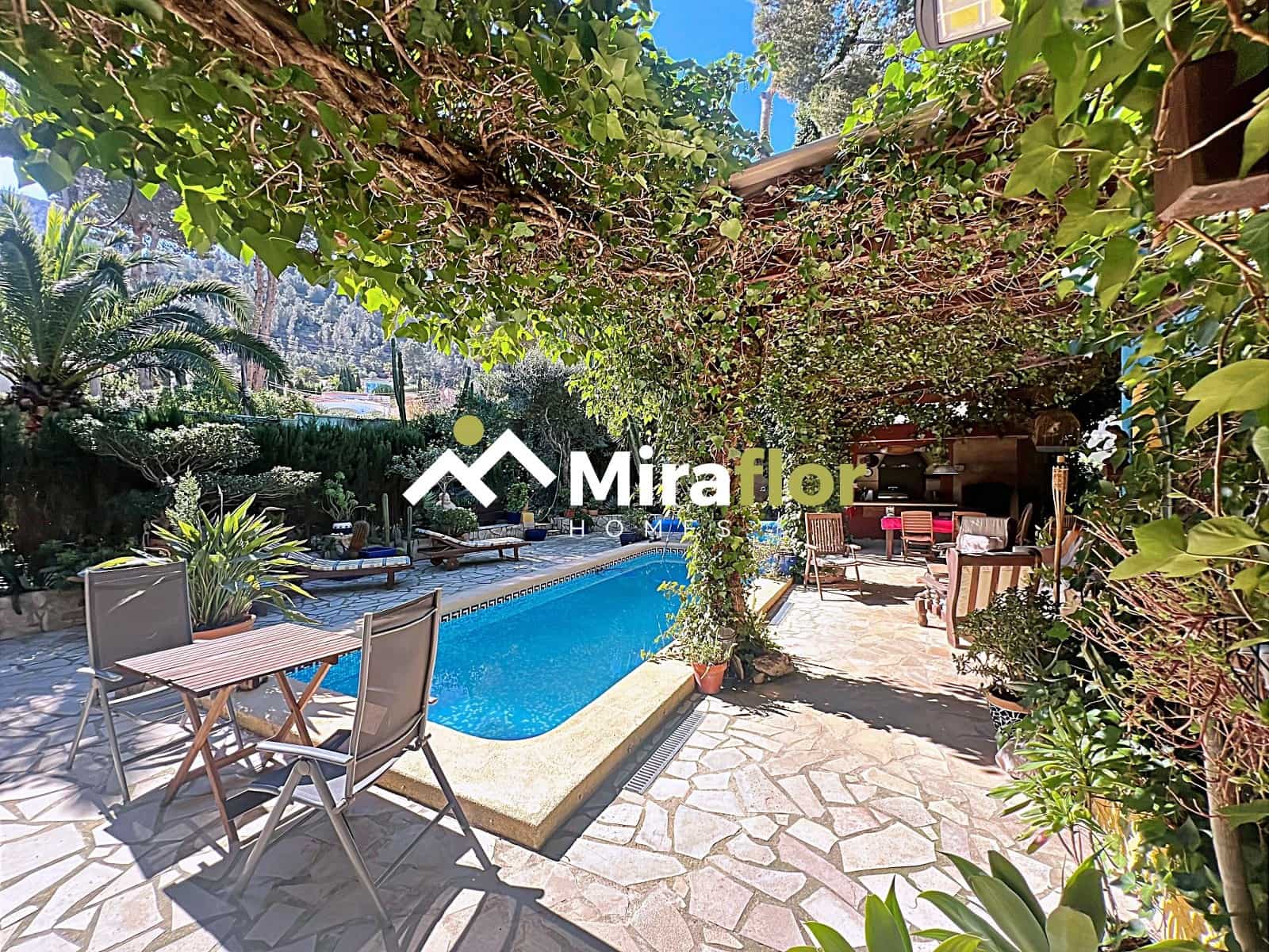 4 Zimmer Villa zu verkaufen in Denia mit Pool - 619.000 € (Ref: 8867491)