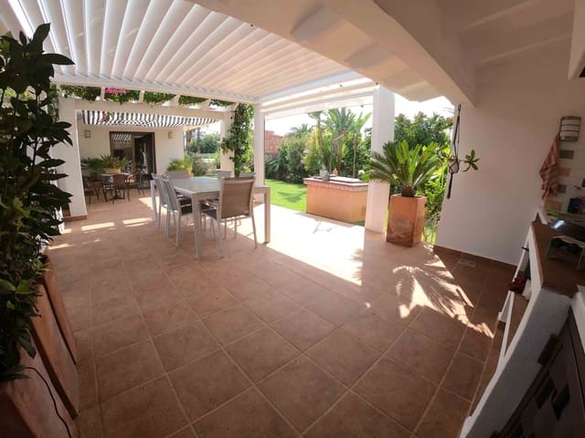 Chalet de 7 habitaciones en Dénia en venta con piscina - 790.000 € (Ref: 9005818)