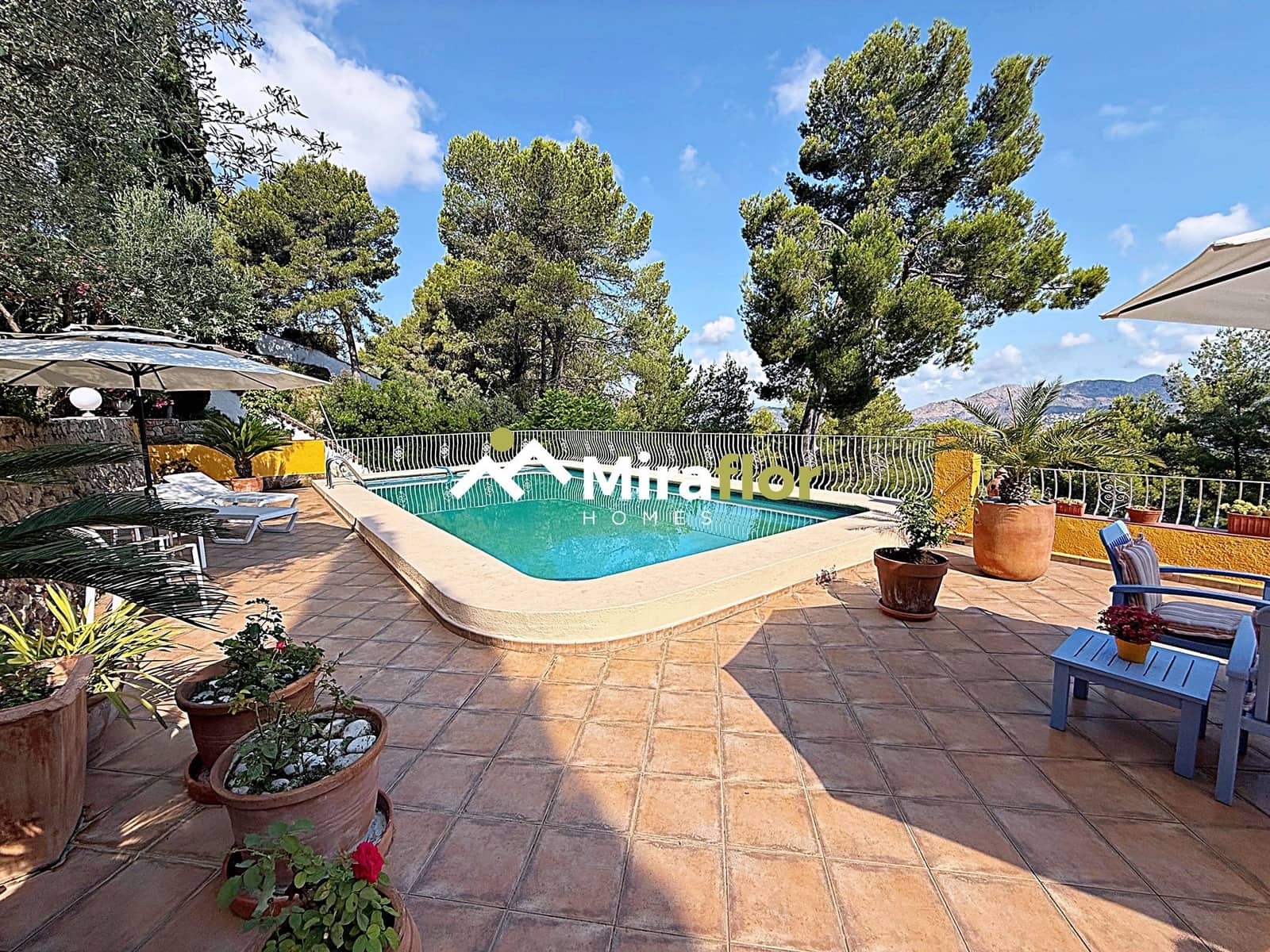 5 bedroom Villa for sale in Benidoleig with pool - € 455,000 (Ref: 9110187)