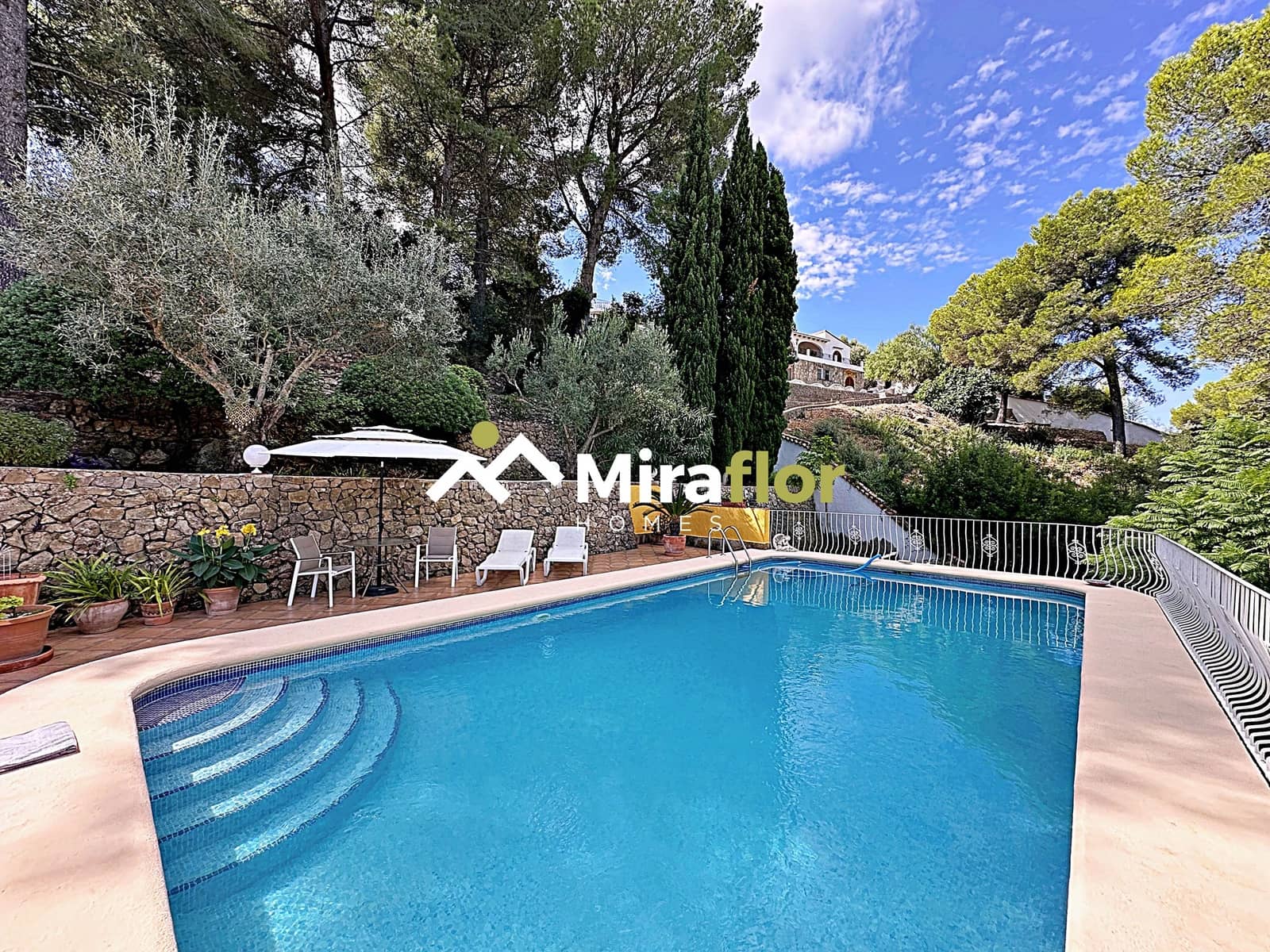 5 bedroom Villa for sale in Benidoleig with pool - € 455,000 (Ref: 9110187)