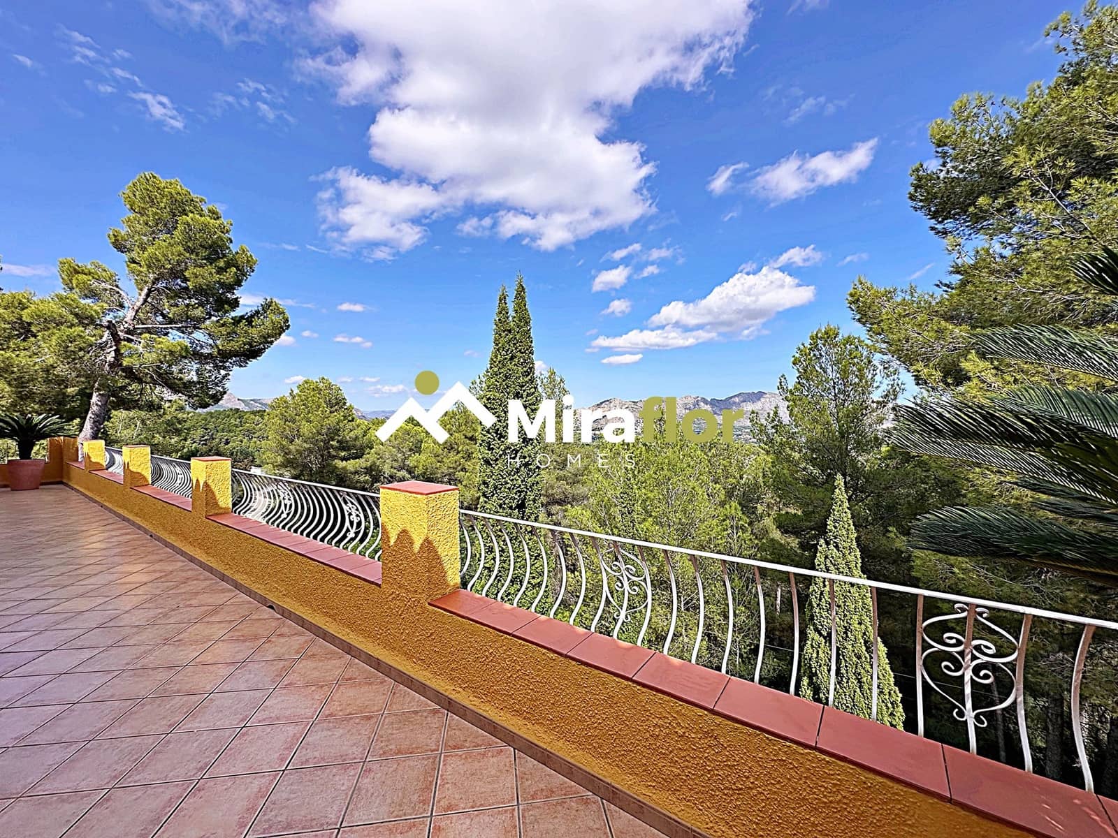 5 bedroom Villa for sale in Benidoleig with pool - € 455,000 (Ref: 9110187)