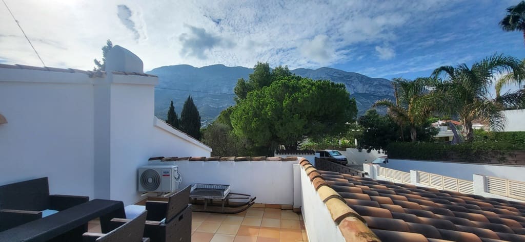 Chalet de 3 habitaciones en Dénia en venta con piscina - 628.000 € (Ref: 9543145)