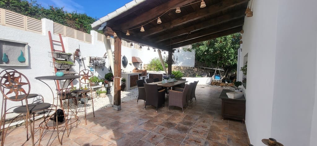 Chalet de 3 habitaciones en Dénia en venta con piscina - 628.000 € (Ref: 9543145)