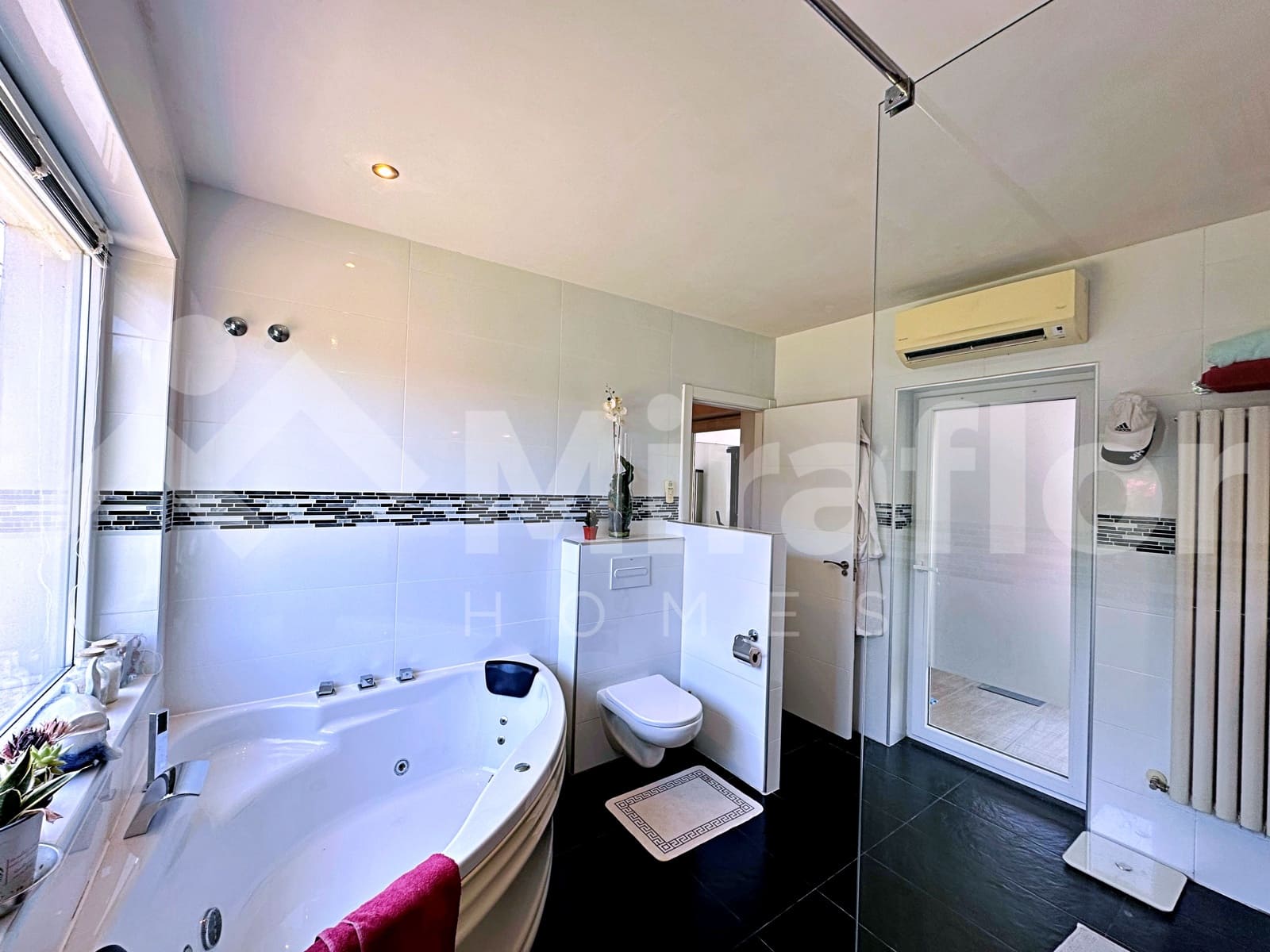 4 bedroom Villa for sale in Denia with pool - € 980,000 (Ref: 9946792)