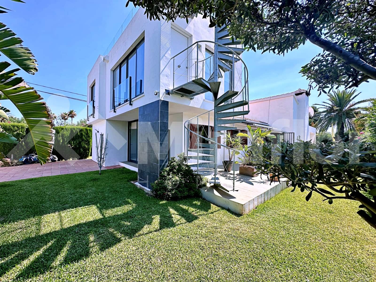 4 bedroom Villa for sale in Denia with pool - € 980,000 (Ref: 9946792)