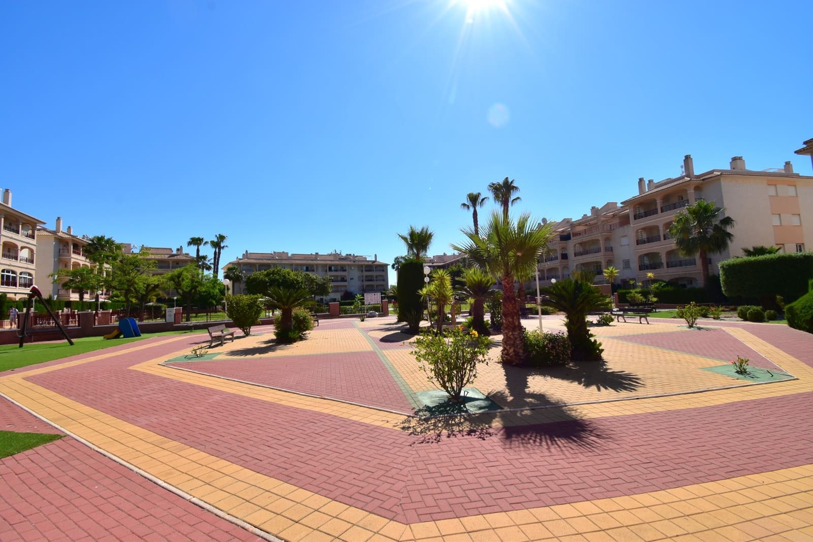 3 makuuhuone Kattohuoneisto myytävänä paikassa Playa Flamenca mukana uima-altaan - 240 000 € (Ref: 10003727)