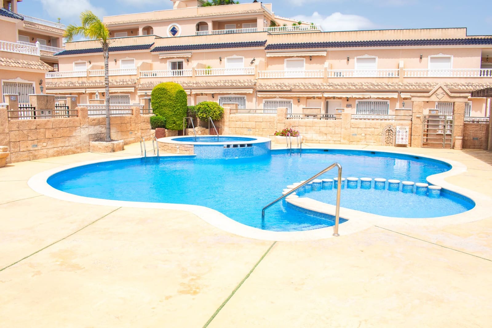 Chalet de 2 habitaciones en Orihuela Costa en venta - 211.500 € (Ref: 10025708)
