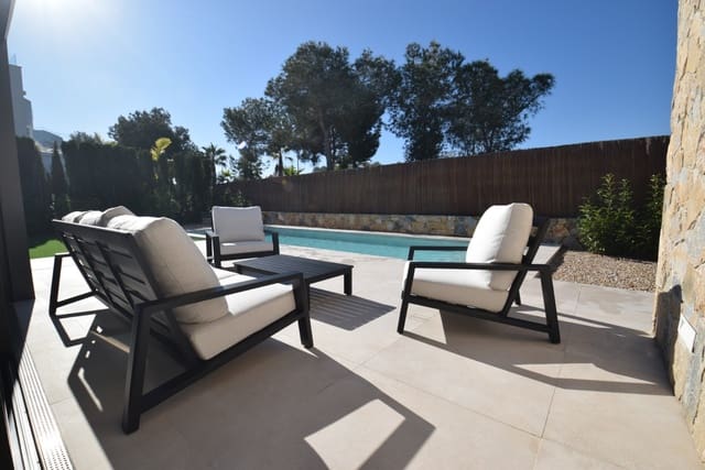 Chalet de 3 habitaciones en Las Colinas Golf, Orihuela en venta con piscina - 1.030.000 € (Ref: 10025719)