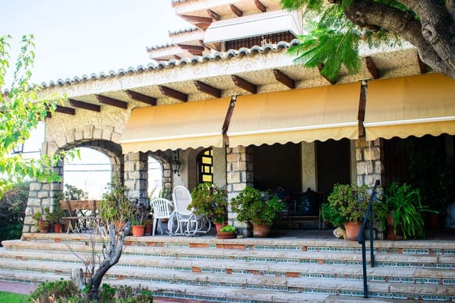 6 bedroom Villa for sale in Vistahermosa, Alicante / Alacant city with pool - € 1,350,000 (Ref: 10025728)