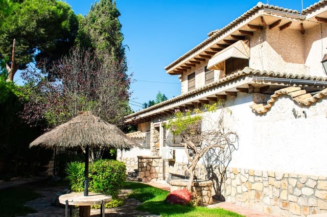 6 bedroom Villa for sale in Vistahermosa, Alicante / Alacant city with pool - € 1,350,000 (Ref: 10025728)