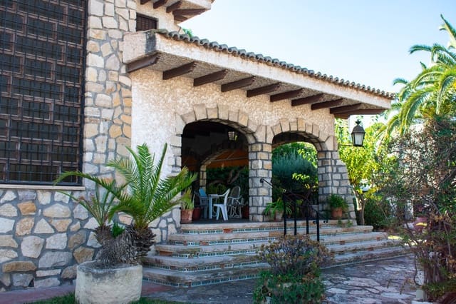 6 bedroom Villa for sale in Vistahermosa, Alicante / Alacant city with pool - € 1,350,000 (Ref: 10025728)