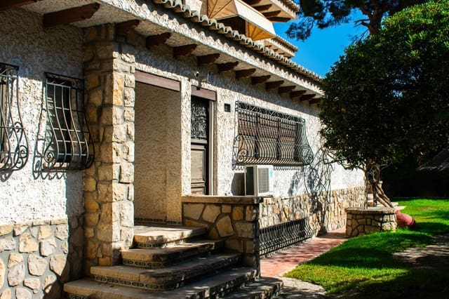 6 bedroom Villa for sale in Vistahermosa, Alicante / Alacant city with pool - € 1,350,000 (Ref: 10025728)