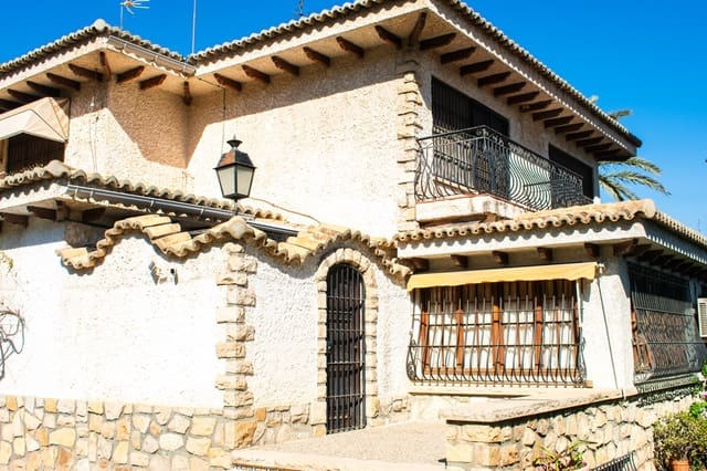 6 bedroom Villa for sale in Vistahermosa, Alicante / Alacant city with pool - € 1,350,000 (Ref: 10025728)