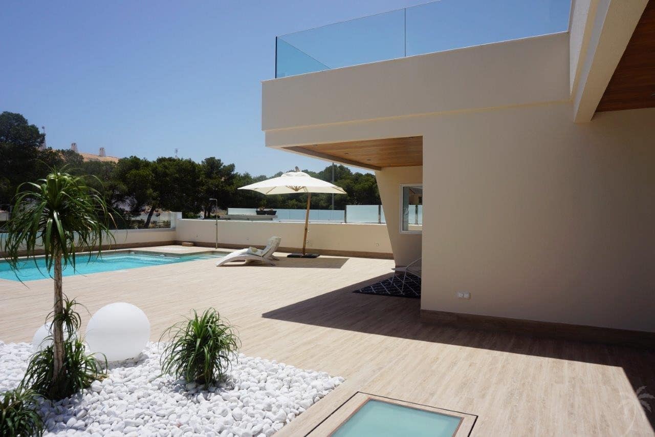 4 bedroom Villa for sale in Campoamor with garage - € 1,430,000 (Ref: 4902606)