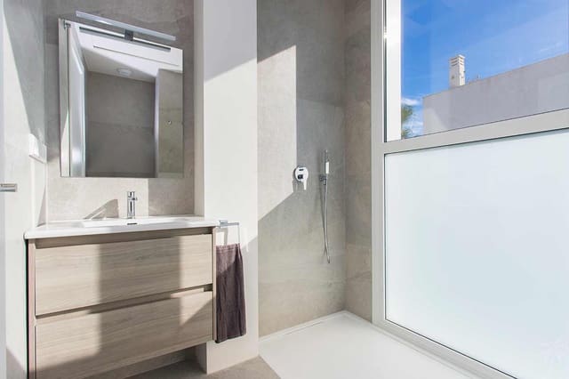 3 bedroom Villa for sale in Torrevieja with garage - € 600,000 (Ref: 4988471)