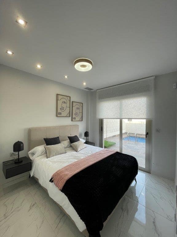 3 bedroom Villa for sale in Villamartin with garage - € 399,900 (Ref: 5210695)