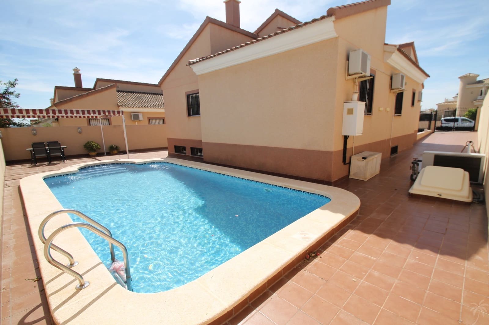   3 soveværelse   ferieVilla i La Marina   med   swimmingpool   - € 630 (Ref: 6968362)