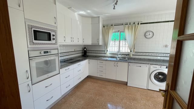3 slaapkamer Villa voor vakantieverhuur in La Marina, Elche / Elx met zwembad - € 630 (Ref: 6968362)