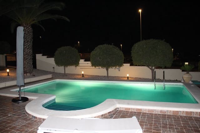 Chalet de 2 habitaciones en La Marina, Elche / Elx en alquiler vacacional con piscina garaje - 630 € (Ref: 6968370)