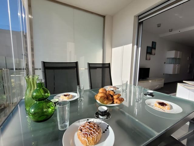 2 slaapkamer Appartement voor vakantieverhuur in Los Europeos, Torrevieja met zwembad garage - € 399 (Ref: 6968383)