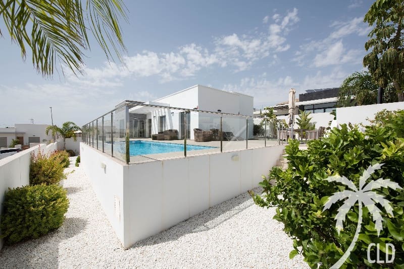 3 slaapkamer Villa voor vakantieverhuur in La Marina met zwembad garage - € 700 (Ref: 6968401)