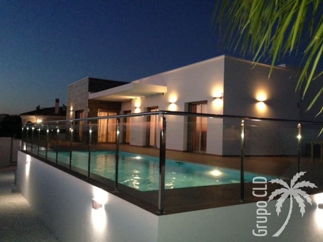 3 slaapkamer Villa voor vakantieverhuur in La Marina met zwembad garage - € 700 (Ref: 6968401)